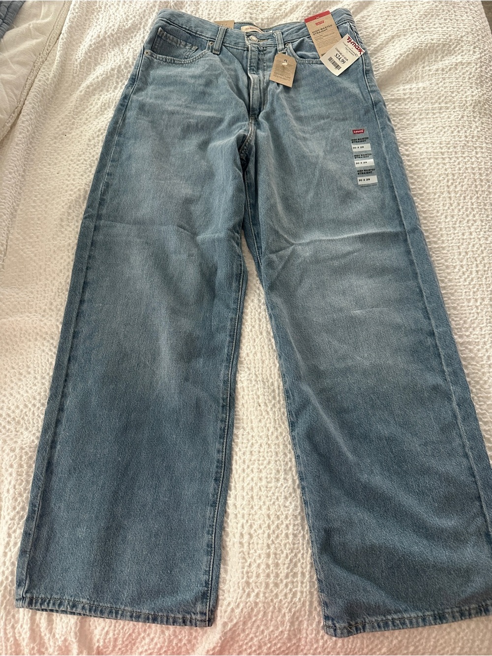 NWT Levi's Women's Straight Leg Jeans in Light Wash Blue - Picture 2 of 4